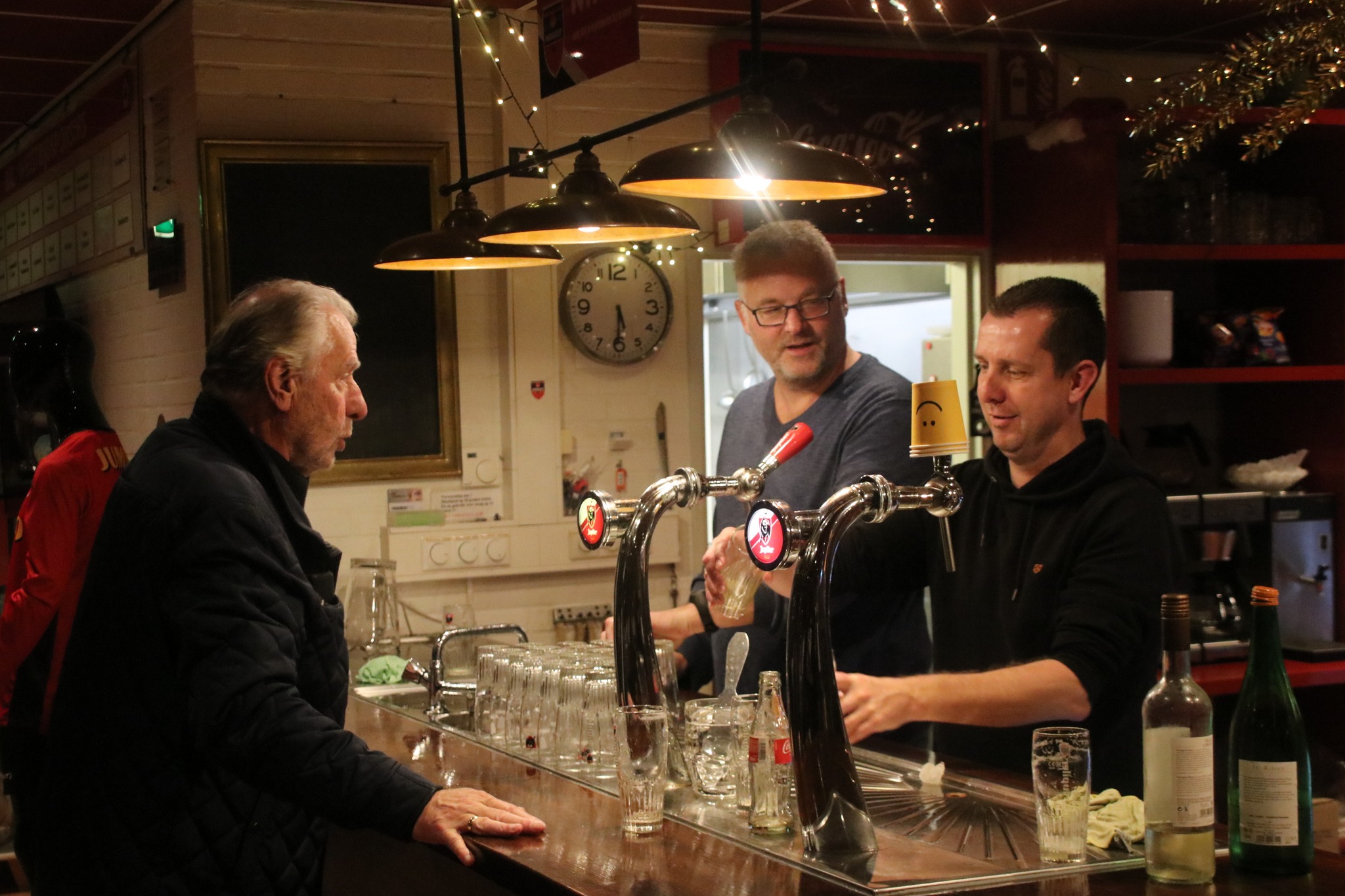 Anton Postema en Jasper Regtien als barmannen. Hans Oldenburger maakt een praatje
