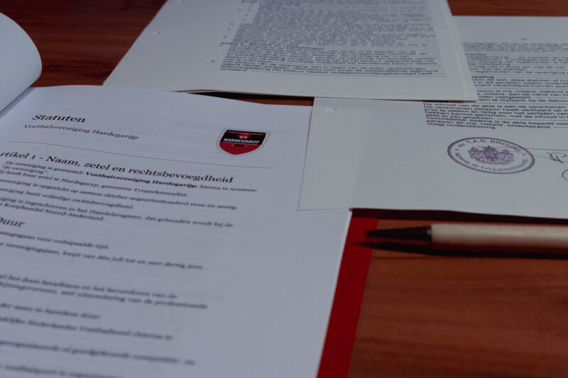 Ondertekende statuten van VV Hardegarijp met clublogo en notariële stempel.