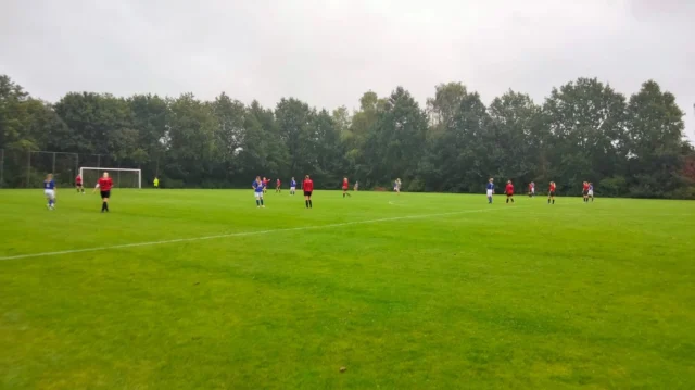 Wedstrijdverslag VV Hardegarijp VR1 - Buitenpost VR2 ⚽

Wilden de vrouwen van Hardegarijp nog een rol van betekenis in de eerste bekerronde gaan spelen, dan moest de tweede wedstrijd wel gewonnen worden. Met Hester weer tussen de palen en een sterke bank, was er een goede kans, dat dit ging slagen. Het tweede van Buitenpost was de te kloppen tegenstander.

Lees het hele wedstrijdverslag op onze website 🩷