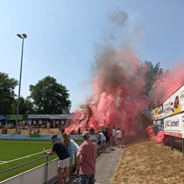 VVH On Tour: Een play-off avontuur om niet snel te vergeten

De play-offs van 2023 zullen niet snel vergeten worden in het Friese Hardegarijp. Voor VV Hardegarijp (VVH) waren de play-offs van het seizoen 2022/2023 een emotionele rollercoaster, waar nog lang over nagepraat zal worden in het dorp. Euforie na een gewonnen derby, slopende verlengingen in tropische omstandigheden, en als klap op de vuurpijl een juridische strijd met de KNVB over een arbitrale misser. De maand juni, waarin dit alles zich afspeelde, had zeker niet misstaan in een voetbalserie á la Sunderland ‘Til I Die. Cameraploegen van Netflix hebben het dorp natuurlijk nooit bezocht, maar die van Hart van Nederland en andere landelijke en lokale media wel. En dat allemaal voor een doodgewone Friese club uit de 2de klasse!

------------ ❤️🩶 ------------ 

Lees het fantastische artikel van @rickvandermeer20023 op onze website!