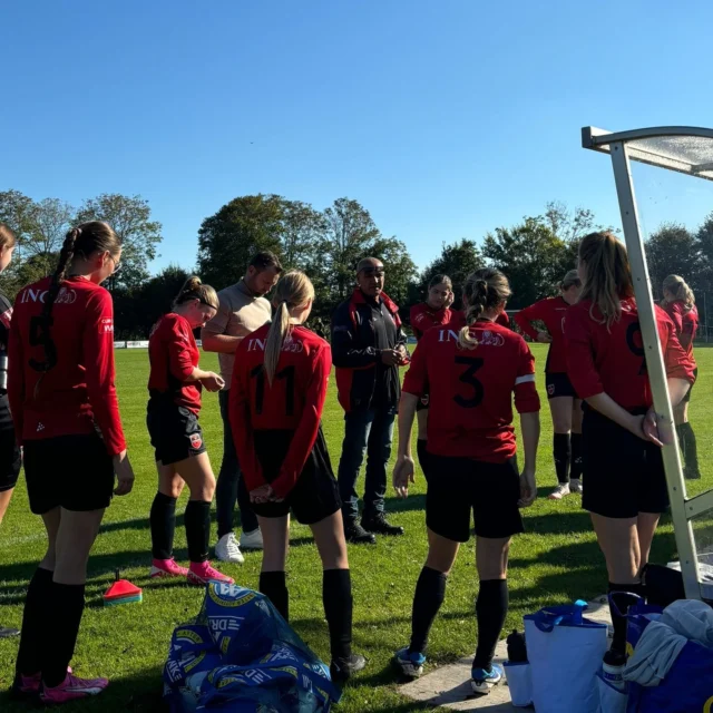 ⚽ Wedstrijdverslag VV Hardegarijp VR1 – ST Blija/Holwerd VR1 ⚽

Mijn collega wees iedereen er altijd op. Goed lezen is vaak het halve werk. En daar is geen speld tussen te krijgen. Uw verslaggever had de wedstrijd aankondiging van de Vrouwen echter niet goed tot zich door laten dringen, want hij stond bij het voetbalveld in Blija. En daar was het opvallend rustig. Na een kort telefoontje maar doorgereden naar Holwert. Gelukkig weet ik waar het veld daar is en mede daardoor arriveerde uw reporter op tijd voor de aftrap. De combinatie Blija-Holwerd was de tegenstander op deze zonnige zaterdagmiddag.

Lees het hele wedstrijdverslag op onze website 🖤❤️