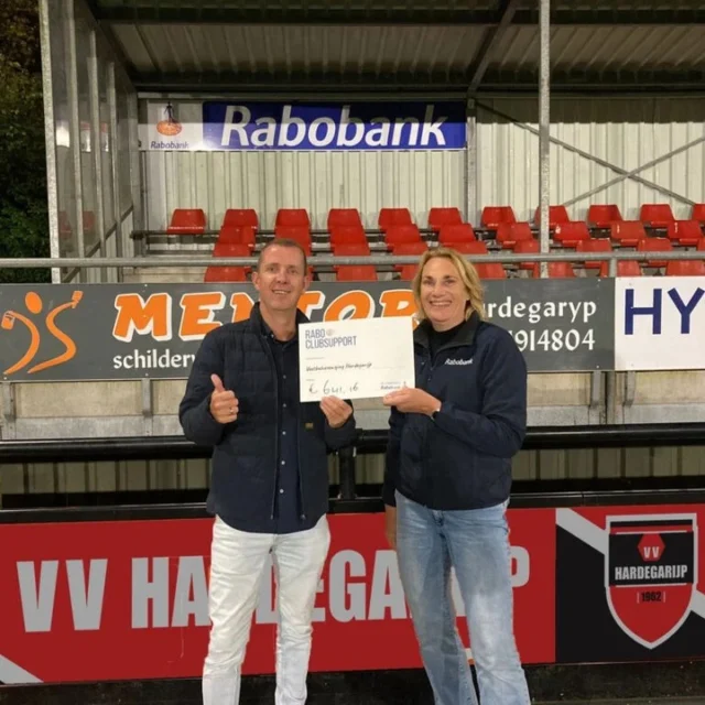 Op 16 oktober mocht VV Hardegarijp een mooie bijdrage van € 641,16 in ontvangst nemen vanuit Rabo ClubSupport! Penningmeester Jasper Regtien kreeg de cheque overhandigd door Karin Jager van de Rabobank.

Dank aan iedereen die op ons gestemd heeft!!

@rabobank #wdhmza #vvhardegarijp #rabo #clubsupport