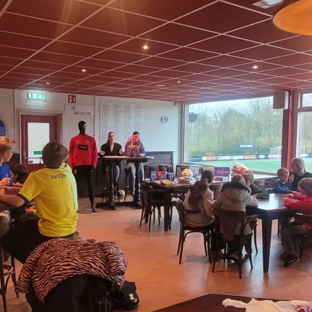 Vrijdagmiddag 1 november was de jeugdbingo bij VV Hardegarijp. Het was een groot succes! Ruim 50 kinderen deden mee en genoten van een gezellige middag. 
Wij bedanken Voetbalshop.nl, Club100 VVH en Albert Heijn Tesselschadestraat voor de superleuke prijzen. 
De hoofdprijs, een trainingspak van VV Hardegarijp werd gewonnen door Victor! Iedereen bedankt voor het meedoen!!