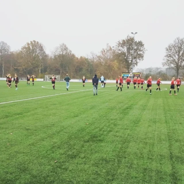 Wedstrijdverslag VC Trynwalden VR1 - VV Hardegarijp VR1 ⚽

Na de teleurstellende nederlaag tegen het tweede team van Be Quick uit Dokkum was het zaak om de derby tegen de VC Trynwalden te winnen. Daar bestond geen twijfel over. 

Lees het hele wedstrijdverslag op onze site