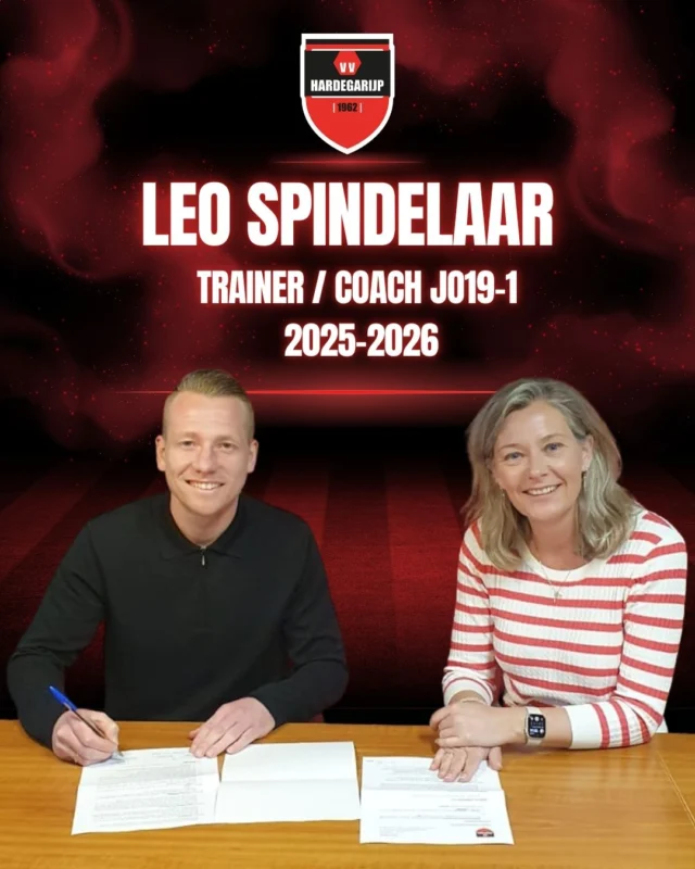 📣 NIEUWE TRAINER JO19-1 📣
Met ingang van seizoen 2025-2026 verwelkomen we Leo Spindelaar als trainer/coach van VV Hardegarijp JO19-1! 🙌
Hij stelt zich voor in een korte tekst op onze website.
👋 Benieuwd naar wie Leo is en wat hij meebrengt? Lees het op onze website!