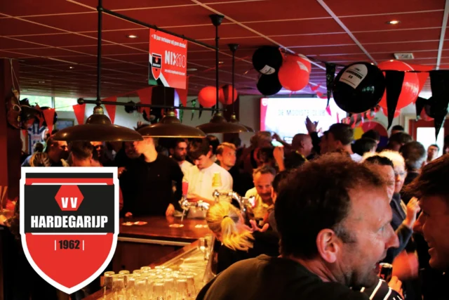 ❤️🖤 Bedankt allemaal ❤️🖤

Na een dag als gisteren kunnen we maar één ding zeggen: wat een club, wat een mensen! Dankzij de fantastische prestaties van onze teams én de geweldige inzet van iedereen binnen én buiten het veld, beleefden we een dag om nooit te vergeten. Vier kampioenschappen op één dag… en dat werd natuurlijk gevierd zoals alleen VV Hardegarijp dat kan! 😍

Het bestuur wil via deze weg iedereen bedanken die hieraan heeft bijgedragen, die erbij was of heeft meegeleefd.

Zonder jullie geen feest. Zonder jullie geen VV Hardegarijp.

Bedankt allemaal! ❤️🖤