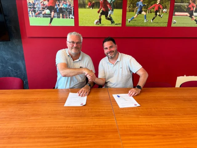 Maar liefst 3 handtekeningen op 1 dag!

Jan Stoker, proficiat met je verlenging als hoofdtrainer van vvh1!

Danny Koreya is per 2025/26 zijn nieuwe assistent! Succes Danny!

Nieuw binnen de club is Niek Alma. Hij is de nieuwe trainer van Dames 1!