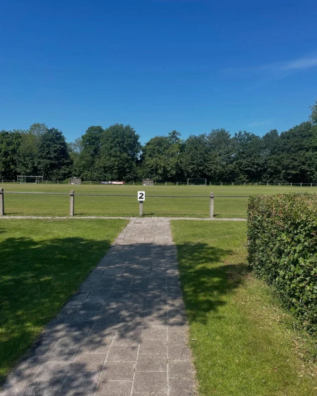 Het mixtoernooi vindt dit jaar plaats op veld 2 – en dat is geen toeval.
Er zijn meerdere redenen voor deze keuze, en de organisatie zorgt er uiteraard voor dat het veld er morgen piekfijn bij ligt. Dat is ook wel nodig, gezien het indrukwekkende deelnemersveld.

Wat te denken van huidige sterren als Berwout Beimers, oud-prof Jan Stoker, en maar liefst drie spelers uit de top 5 topscorers aller tijden van VVH: Rick (103), Ralph (118) en Stefan (71). En natuurlijk ook volop jonge talenten en echte liefhebbers die morgen alles gaan geven.

Supporters opgelet: mis dit spektakel niet en kom morgen vanaf 13:00 uur naar veld 2.
Wie weet ben jij erbij als Jelke Visser zijn 25ste doelpunt maakt voor VV Hardegarijp. Of zie je Jelle de Ringh met een schitterende solo de tegenstander het bos in sturen.

Wij kunnen niet wachten – tot morgen!