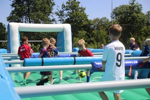 Fantastische familiedag bij VV Hardegarijp!

Wat een verschil met vorig jaar: toen zochten we beschutting onder de parasols tegen de regen, dit keer deden we dat voor de zon! Met temperaturen rond de 30 graden (!) was het flink warm, maar dat hield zo’n 250 leden niet tegen om mee te doen aan het mixtoernooi en de jeugdactiviteiten.

Na het sportieve deel vierden we met z’n allen nog eens het geweldige seizoen van VV Hardegarijp. Anton trapte af met een uitgebreide speech – die dankzij alle kampioenen lang duurde😉. Daarna barstte het feest echt los: Romana beet het spits af, Aldert zorgde dat de sfeer er goed in bleef, en DJ Fernandez tilde het feest naar een hoger niveau om het seizoen spetterend af te sluiten. De beelden spreken voor zich!

Natuurlijk kon er ook volop gegeten en gedronken worden. @syb_zijlstra had het eten tot in de puntjes geregeld – we hebben alleen maar lovende reacties ontvangen over de pizza’s en snacks 🍕🍟. Ook aan drankjes geen gebrek: iedereen vond z’n favoriete dorstlesser, met een opvallende rol voor de Bozu – daar gingen maar liefst 1500 blikjes van over de toonbank!

Helaas viel om 23:00 uur toch echt het doek over deze dag en dit seizoen. Al hebben we sterk het vermoeden dat, als we tot 2:00 door waren gegaan, het nog steeds gezellig druk was gebleven – niemand leek er genoeg van te krijgen.

We nemen deze fantastische sfeer mee naar volgend jaar en kijken ernaar uit om er opnieuw met z’n allen een geweldig seizoen van te maken. Bedankt allemaal en tot snel in het nieuwe seizoen! ❤️🖤

Namens de activiteitencommissie.