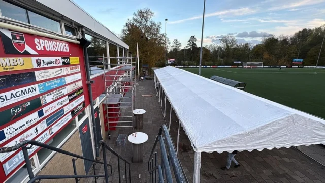 Gisteren is er hard gewerkt om de tent alvast op te zetten voor het Novemberfest. Om echte bierfest sfeer te proeven, vieren we het feest dit jaar in de tent! Met uiteraard de welbekende lange biertafels 🍻. 

Uiteraard zal de tent nog dicht gemaakt en verder aangekleed worden🇩🇪🥨.

Bedankt aan alle vrijwilligers die hebben geholpen met opbouwen. Vrijdagmiddag maken we de tent helemaal klaar. Heb je dan tijd om te helpen, kom even langs💪🏻.