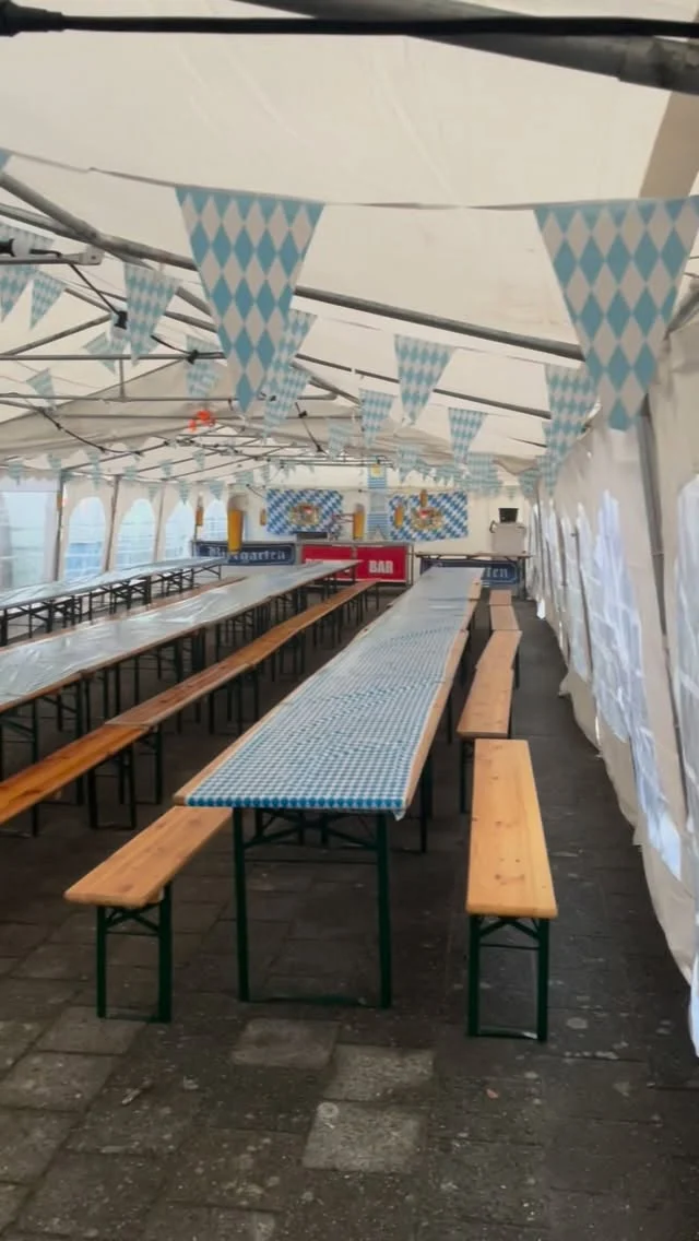 Wij zijn klaar voor morgen en hebben er zin in!

Na zondagmiddag vier uur gewerkt te hebben aan het opbouwen van de tent, is deze vanmiddag in drie uur verder afgemaakt en aangekleed.

Wij willen iedereen bedanken die zondag en/of vandaag heeft geholpen. Samen kunnen we er iets moois van maken!

Tot morgen!

Namens,
De activiteitencommissie