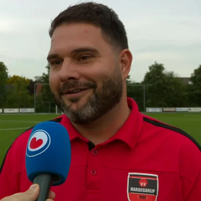 VV Hardegarijp en hoofdtrainer Jan Stoker gaan na drie prachtige jaren ieder hun eigen weg.
Samen beleefden we hoogtepunten: van een tweede plaats in zijn eerste seizoen, en natuurlijk het kampioenschap en de promotie naar de tweede klasse.

Jan bracht visie, analytische scherpte en een enorme drive om spelers beter te maken. We willen hem bedanken voor zijn energie, humor en inzet — zowel op het veld als ernaast.

Jan, bedankt voor deze samenwerking en succes in het vervolg van je carriere❤️🖤
Lees het volledige bericht op onze website.