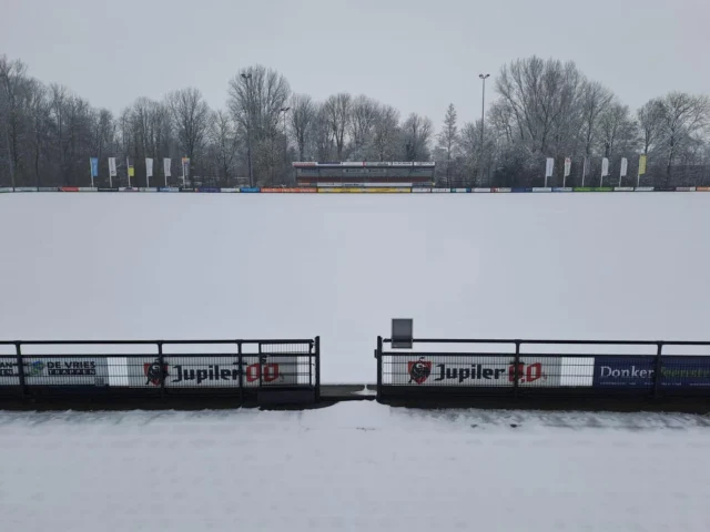Nieuwjaarstoernooi afgelast⛔️ nieuwjaarsreceptie gaat door✅

De velden zijn niet bespeelbaar, hierdoor is het nieuwjaarstoernooi afgelast ❄️. 
De kantine is om 15:00 geopend en om 15:30 start de nieuwjaarsreceptie 🎤.

Tot vanmiddag!