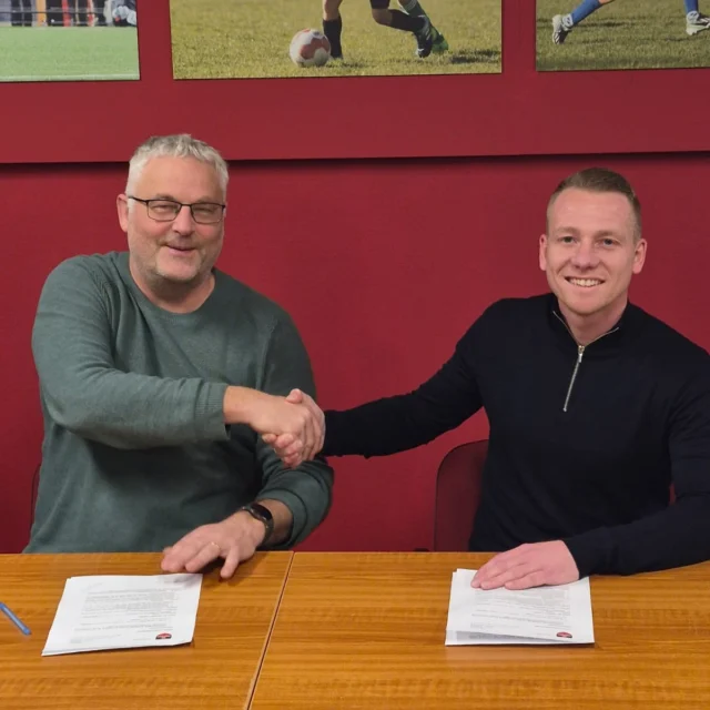 ⚽ Leo Spindelaar nieuwe hoofdtrainer van VV Hardegarijp ❤️🖤

Komend seizoen staat Leo Spindelaar aan het roer van ons eerste elftal. De 32-jarige Hardegarijper is geen onbekende: jarenlang speler van het eerste, kampioen in 2013/2014 en momenteel trainer van de JO19.

Voor Leo wordt dit zijn eerste zelfstandige rol als hoofdtrainer van een seniorenteam. Hij volgt Jan Stoker op, die na drie seizoenen afscheid neemt van de club.

Het bestuur van VV Hardegarijp is erg blij met de aanstelling van Leo Spindelaar en heeft volop vertrouwen in zijn visie, clubgevoel en ambitie. We wensen hem veel succes en plezier bij deze mooie stap! 🔴⚫