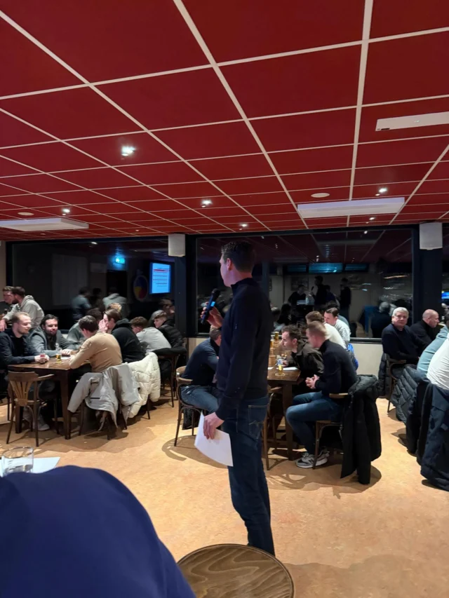Leeuwarder wint voetbalquiz bij VV Hardegarijp ⚽️🏆

Afgelopen vrijdag 13 februari vond de jaarlijkse voetbalquiz plaats bij VV Hardegarijp. Oorspronkelijk gepland op 6 februari, maar door (de inmiddels afgelaste) inhaalwedstrijd van SC Cambuur werd de quiz een weekje verschoven. Gelukkig had dit nauwelijks invloed op de opkomst. Maar liefst 78 deelnemers streden fanatiek mee om de titel en daarnaast zaten er twee trouwe toeschouwers aan de bar 🍻.

Om 19:30 gaf quizmaster Arjen de Boer het startsein met de openingsvraag: Wie was de topscorer van het vorige eredivisieseizoen? Een gemakkelijke vraag om de quiz mee af te trappen, al was niet iedereen het daarmee eens 😉.

Na 8 rondes van 10 vragen plaatsen team 14 (Jordi Mijnheer, Mike Vallinga, Jelmer Bloembergen en Menne Pieter), team 12 (Dennis Bouma, Stefan Zwarts, Dirk Vos, Tjibbe Feenstra) en team 1 (Anton v/d Zwaag, Jesper Kalmijn, Symon Postma en Niek Broers) zich voor de finale. Team 14 was een fanatieke delegatie uit Leeuwarden die wel vaker een quiz bezoekt. In de finale moesten de 12 deelnemers strijden voor de titel.

Jordi Mijnheer bleek uiteindelijk de meeste voetbalkennis te hebben en ging er met de titel vandoor 🏆. Jordi Mijnheer is een van de jongens achter het inmiddels lokaal bekende Slotoffensief.
Gefeliciteerd met de overwinning! Hopelijk blijven de mannen uit Leeuwarden volgend jaar thuis 😉.

👏🏻 Dank aan Arjen voor de geweldige presentatie, Krista en Inge voor het verzorgen van de drankjes en natuurlijk alle deelnemers voor de gezellige avond.

Tot volgend jaar!

Namens de organisatie van de voetbalquiz❤️🖤