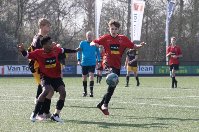 ⚽️ Vacature: Lid Technische Commissie Jeugd – VV Hardegarijp

Heb jij een warm hart voor jeugdvoetbal en wil je meedenken over de toekomst van onze jeugd? Dan zoeken we jou!

De Jeugd-TC is verantwoordelijk voor het technisch beleid van onze jeugd en is het eerste aanspreekpunt voor trainers en leiders. Samen zorgen we voor een fijne, sportieve en leerzame omgeving voor onze jeugdspelers.

We willen de commissie graag uitbreiden en deels vernieuwen. Extra handen, frisse ideeën en nieuwe energie zijn meer dan welkom!
Ervaring met voetbal is mooi meegenomen, maar zeker geen vereiste. Je kunt klein instappen of juist breder meedenken. Samen met een vriend(in) starten? Dat kan ook! 🙌

💬 Interesse of gewoon eens vrijblijvend praten?
Neem contact op met:
📞 Martine Uitterdijk (voorzitter a.i.) – 06-47310661
📞 Ellie Jager (bestuurslid Jeugd) – 06-53104667

Samen maken we VV Hardegarijp nóg mooier voor onze jeugd 💪⚽
