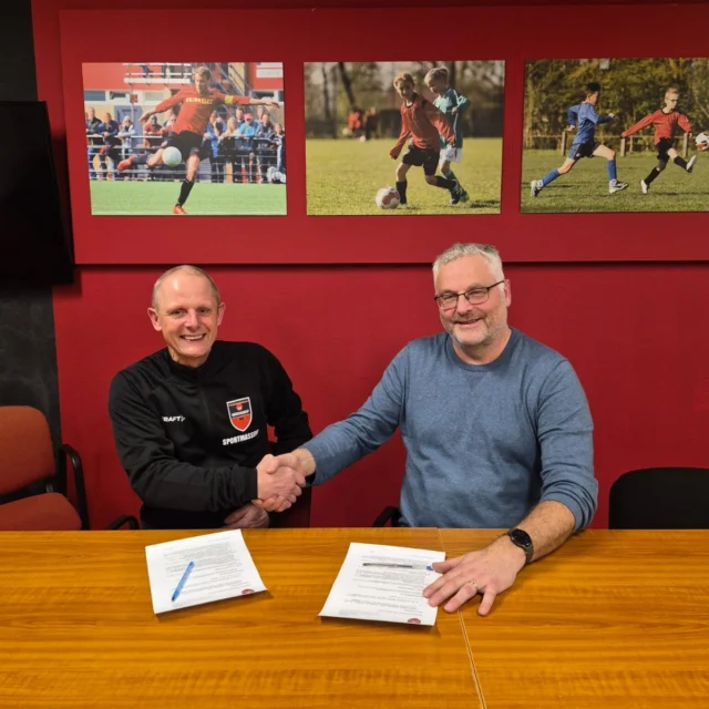 🏆 Goed nieuws!
Broer Jullens blijft ook in seizoen 2026/2027 sportmasseur van VV Hardegarijp.

Sinds 2023 is hij een vertrouwd gezicht langs de lijn en in de verzorgingsruimte. Met zijn enthousiasme en persoonlijke aandacht helpt hij spelers van alle leeftijden bij herstel én blessurepreventie.

We zijn erg blij dat hij nog een jaar doorgaat. Op naar een sportief seizoen — liefst met zo min mogelijk blessures! ❤️