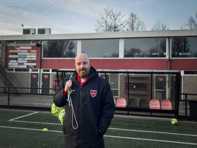 Goed nieuws vanuit VV Hardegarijp! 🔴⚫
Dennis Dijk is aangesteld als assistent-trainer van het eerste elftal. Een echte clubman, die al zijn hele leven verbonden is aan onze vereniging – als speler én trainer.
Samen met hoofdtrainer Leo Spindelaar gaat hij deze nieuwe uitdaging aan. 💪

“Ik heb erg veel zin in deze uitdaging, en kijk er naar uit om samen met Leo aan de slag te gaan.”

We wensen Dennis en Leo veel succes! ❤️🖤 #wdhmza 

Kijk op vvhardegarijp.nl voor het volledige bericht