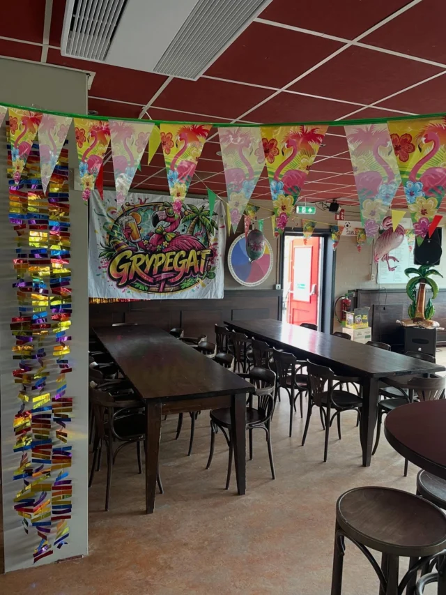 De voorbereidingen zijn in volle gang! De DJ is al aan het warmdraaien😉. Zijn jullie al klaar voor morgen? Wij hebben er zinin! 🎉