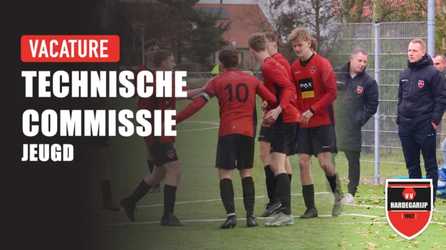 ⚽️ Vacature: Lid Technische Commissie Jeugd 🖤❤️

Heb jij een warm hart voor jeugdvoetbal en wil je meedenken over de toekomst van onze jeugd? Dan zoeken we jou!
De Jeugd-TC is verantwoordelijk voor het technisch beleid van onze jeugd en is het eerste aanspreekpunt voor trainers en leiders. Samen zorgen we voor een fijne, sportieve en leerzame omgeving voor onze jeugdspelers.
We willen de commissie graag uitbreiden en deels vernieuwen. Extra handen, frisse ideeën en nieuwe energie zijn meer dan welkom!
Ervaring met voetbal is mooi meegenomen, maar zeker geen vereiste. Je kunt klein instappen of juist breder meedenken. Samen met een vriend(in) starten? Dat kan ook! 🙌

💬 Interesse of gewoon eens vrijblijvend praten?
Neem contact op met:
📞 Martine Uitterdijk (voorzitter a.i.) – 06-47310661
📞 Ellie Jager (bestuurslid Jeugd) – 06-53104667

Samen maken we VV Hardegarijp nóg mooier voor onze jeugd 💪⚽