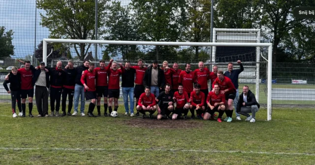 Vandaag werd ons 5e elftal kampioen. Slechts 1 nederlaag in de competitie!!!
Een team samengesteld uit een groot aantal oud 1e en 2 elftal spelers en een gemiddelde leeftijd van circa 40 jaar. 
Hulde!