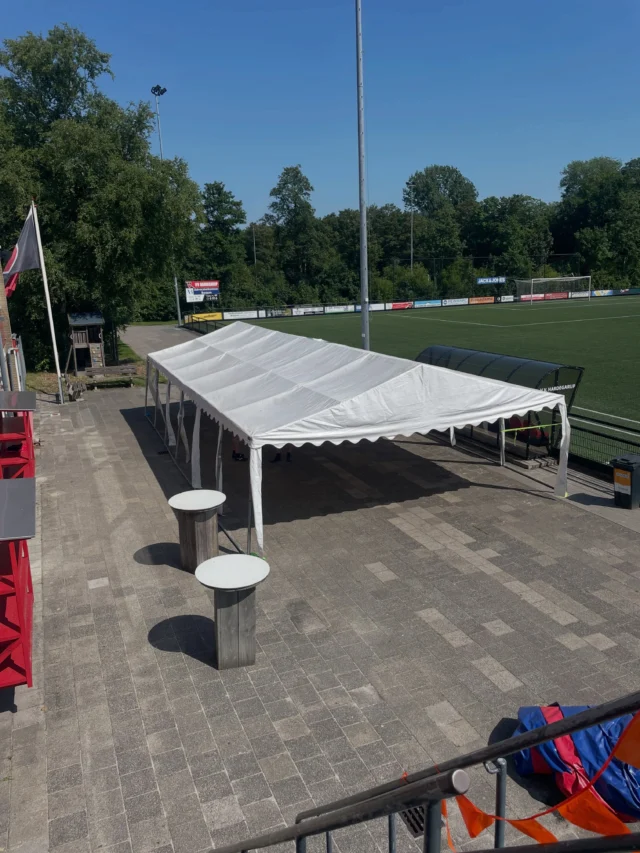 Vandaag heeft de activiteitencommissie, met hulp van een aantal (vaste) vrijwilligers, alles klaar gemaakt voor morgen. Het scherm werkt, de drankjes staan koud, het geluid is getest, dus alles staat klaar voor een geslaagde familiedag!

Wij hopen morgen samen met onze leden, familie en iedereen die VV Hardegarijp een warm hart toedraagt, te genieten van een prachtige afsluiting van het seizoen. 🖤❤️

Tot morgen!
