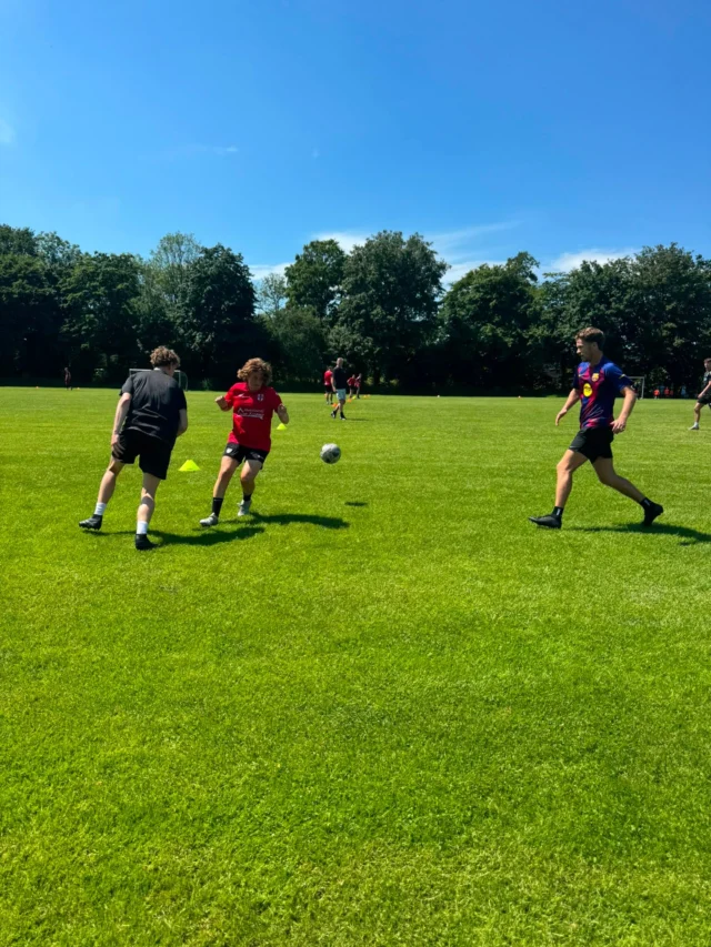 We kunnen terugkijken op een fantastische Familiedag bij VV Hardegarijp! ❤️🖤

Met verschillende activiteiten voor de jeugd, een gezellig seniorenmixtoernooi, een optreden van Nelis, het Nederlands Elftal op groot scherm en als spetterende afsluiting DJ Fernandez was het een dag om niet snel te vergeten.

Rondom deze dag hebben ontzettend veel vrijwilligers zich op allerlei manieren ingezet. Daar zijn we enorm dankbaar voor. Zonder hun inzet, enthousiasme en betrokkenheid zou een dag als deze simpelweg niet mogelijk zijn.

Samen hebben we opnieuw laten zien wat voor prachtige vereniging VV Hardegarijp is. Bedankt aan iedereen die heeft meegeholpen én natuurlijk aan alle bezoekers die er zo’n geweldige dag van hebben gemaakt! ❤️🖤