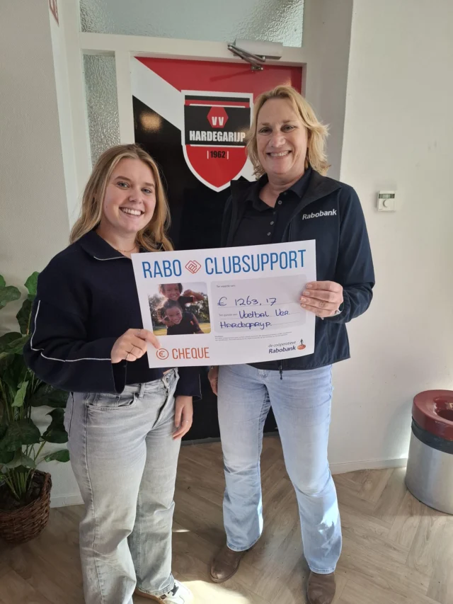 ❤️🖤 € 1.263,17 voor vv Hardegarijp!

Wat een prachtig bedrag! Dankzij jullie stemmen tijdens Rabo ClubSupport heeft onze vereniging maar liefst € 1.263,17 ontvangen! 🎉

Karin Jager overhandigde namens de Rabobank de cheque aan onze penningmeester Lianne Miedema.

Iedereen die op ons heeft gestemd: ontzettend bedankt! En natuurlijk ook dank aan de Rabobank voor deze mooie bijdrage aan onze club! ⚽

#vvHardegarijp #RaboClubSupport #Rabobank #ClubSupport